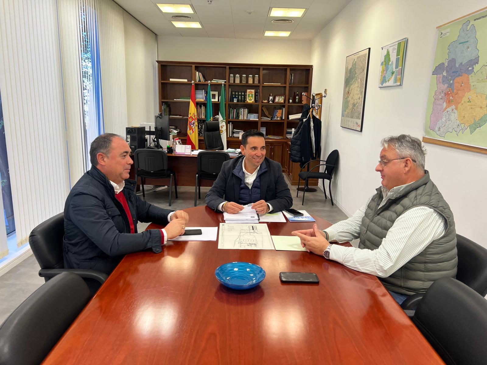 Gonzalo Domínguez se reúne con el alcalde de Castilblanco de los Arroyos para tratar temas como las nuevas subvenciones de la Diputación de las que la localidad es beneficiaria