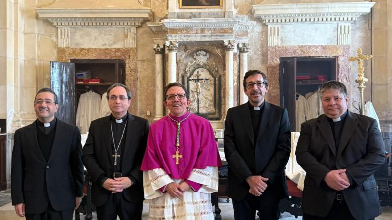 Calurosa acogida a Mons. Ramón Valdivia en la Catedral de Cádiz como Administrador Apostólico