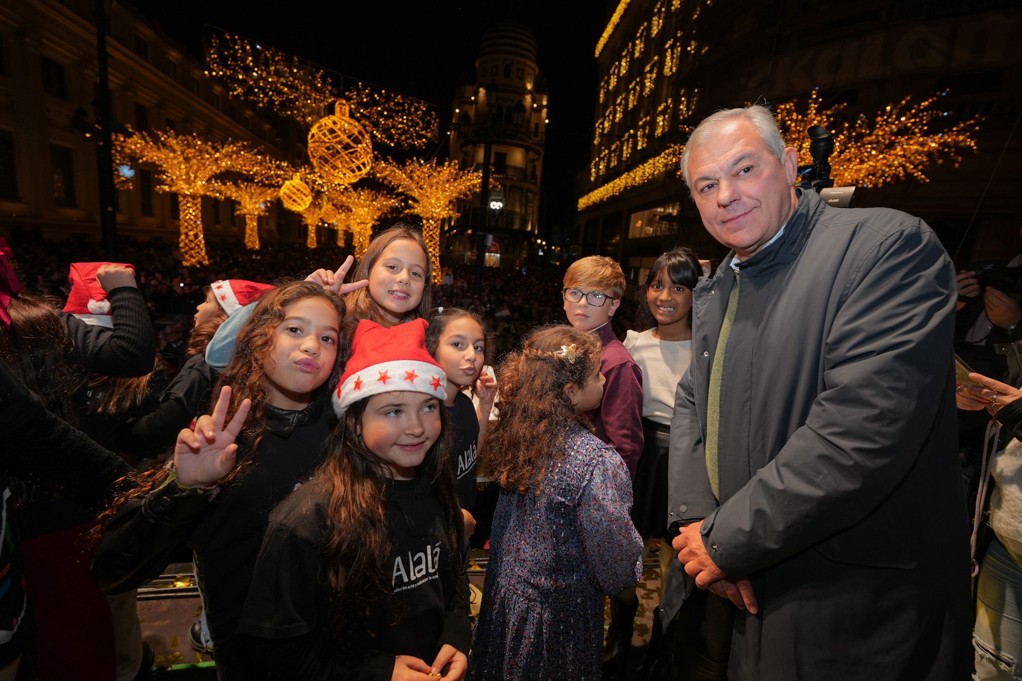 El alcalde de Sevilla da el pistoletazo de salida a la Navidad con el  encendido del alumbrado junto a los niños de la Fundación Alalá y Pastora  Soler