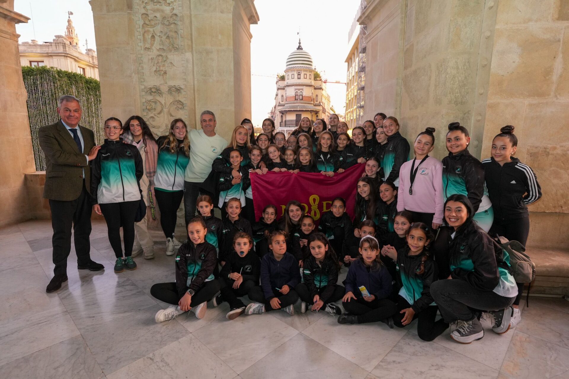 El alcalde Sanz, recibe al Club Deportivo Gimnasia Rítmica Azahar, referente en nuestra ciudad en tan sólo año y medio