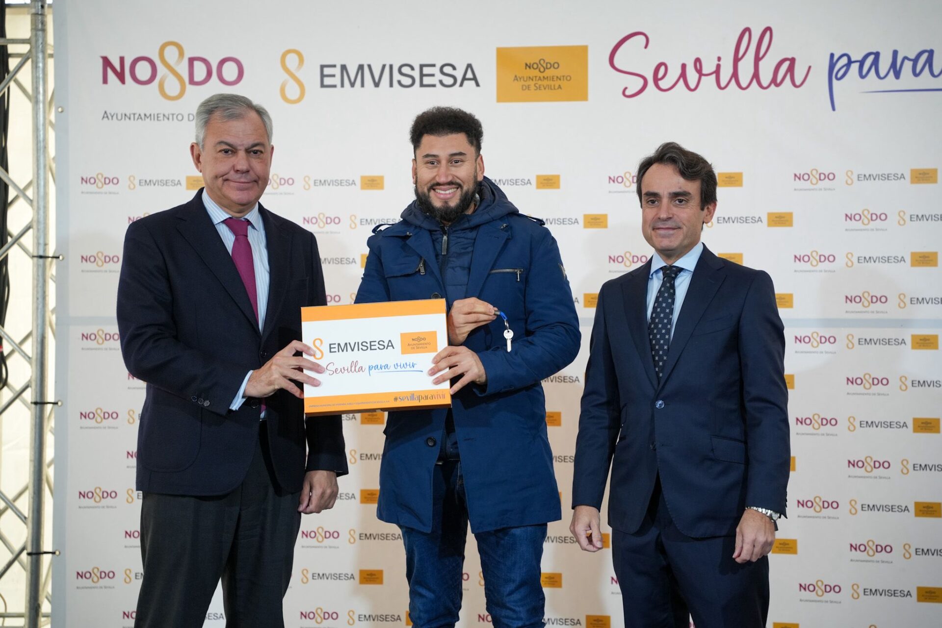 El alcalde Sanz hace entrega de las llaves de la promoción de Emvisesa ‘Entreolivos-Bellavista’, que cuenta con 125 viviendas