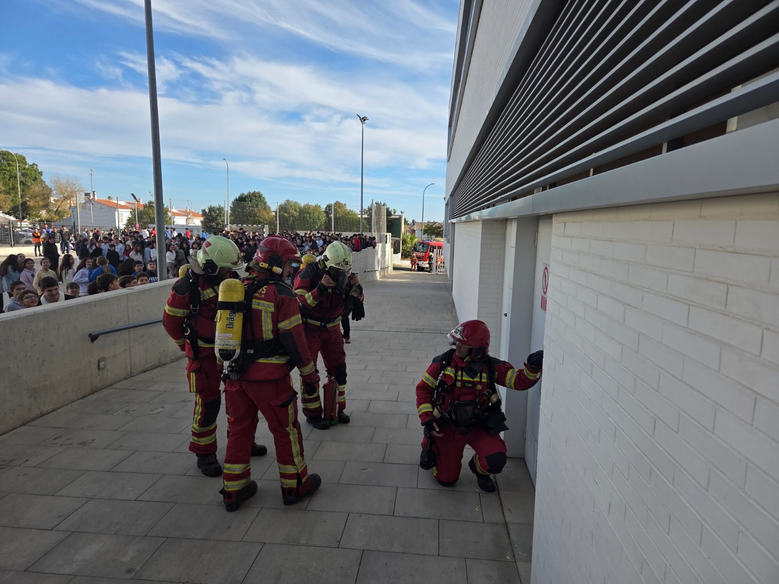 Bomberos del Consorcio Provincial llevan a cabo simulacros y sesiones formativas sobre autoprotección en edificios públicos de Espartinas, Los Molares y Aznalcázar