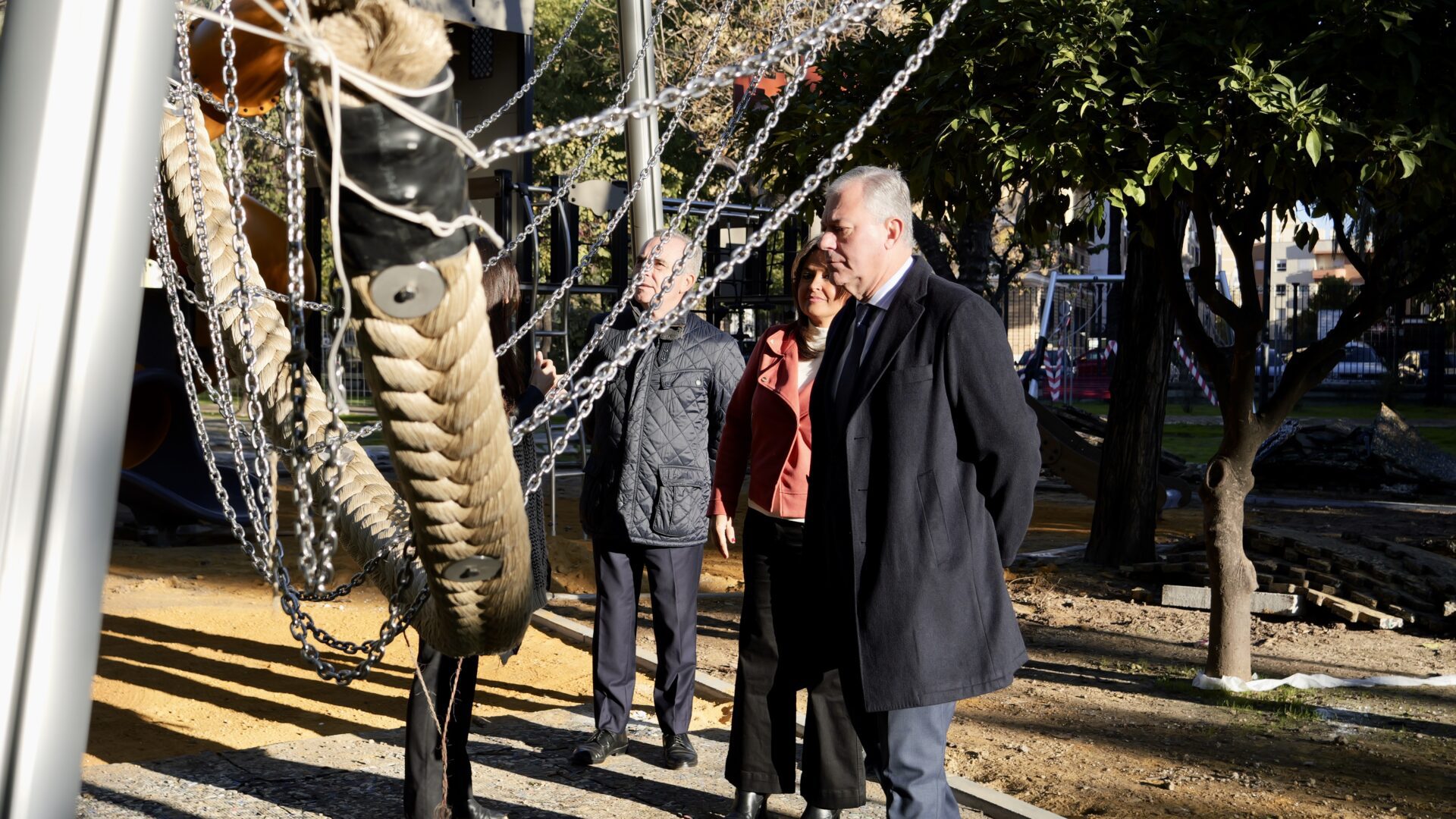 El Gobierno municipal completa la primera fase del nuevo parque infantil inclusivo en los Jardines de la Buhaira con la instalación de los juegos principales