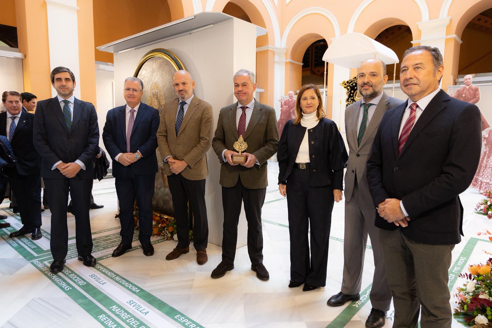 Sanz inaugura en el Ayuntamiento la exposición ‘Rocío de Sevilla. 75 Estrellas’, un homenaje a los 75 años de historia de la Hermandad del Rocío de Sevilla