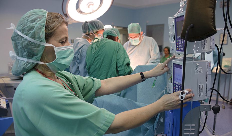 Sanidad aplicará la subida salarial del 2,5% a los profesionales del SAS en la nómina de diciembre