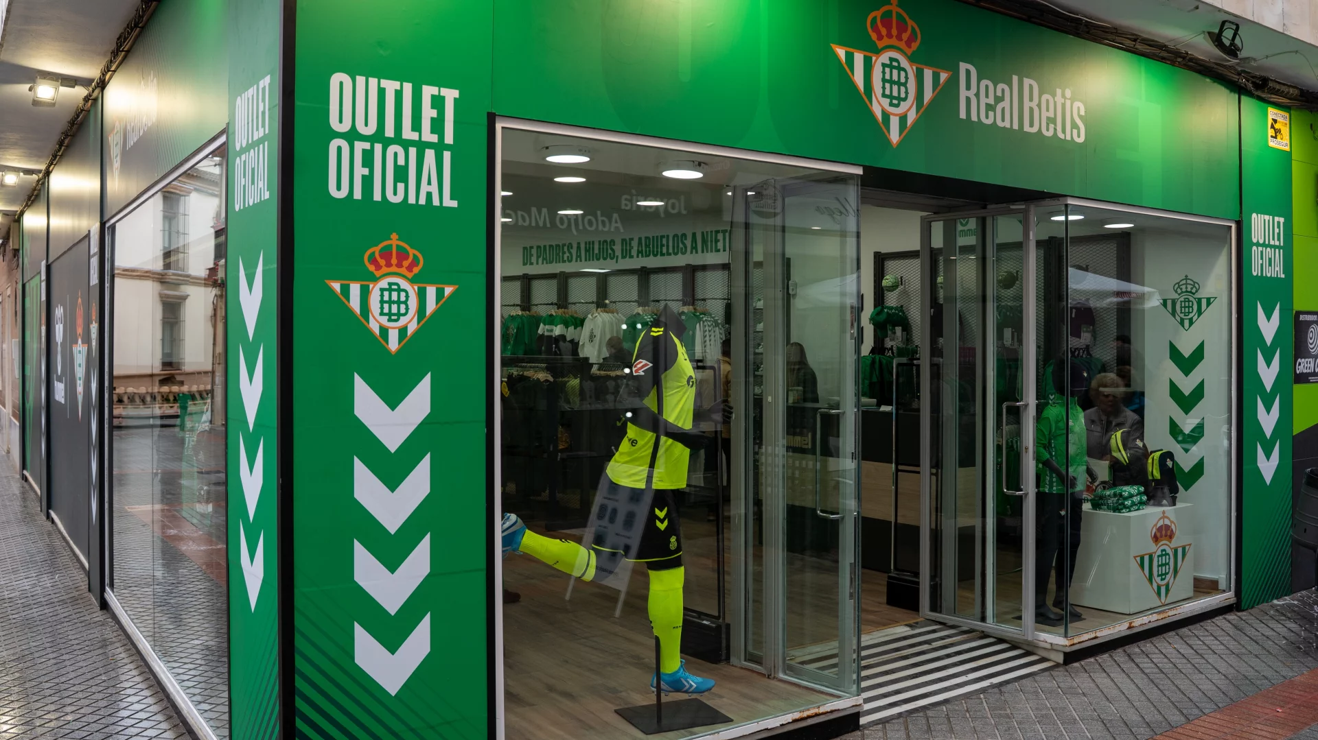 El Real Betis y hummel impulsan la expansión del área de Retail en Sevilla con la inauguración de dos puntos de venta en Dos Hermanas y Écija