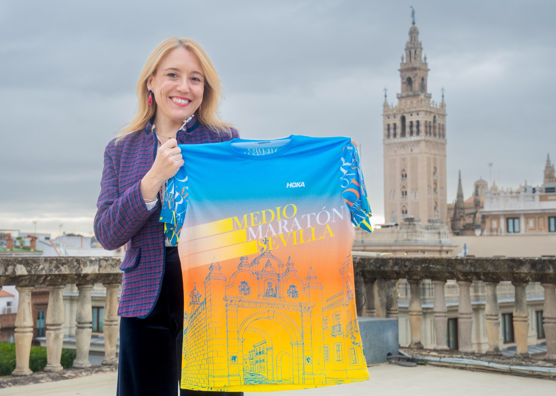 El Ayuntamiento acoge la presentación de la camiseta del Medio Maratón de Sevilla 2026 que contará con 20 000 participantes