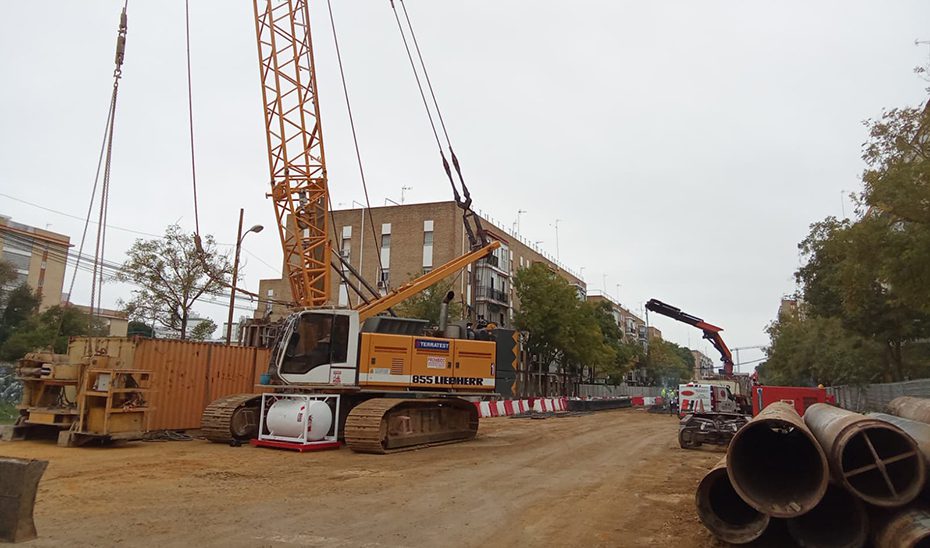 La obra del Metro de Sevilla avanza con la llegada de la primera pantalladora a la avenida Doctor Fedriani