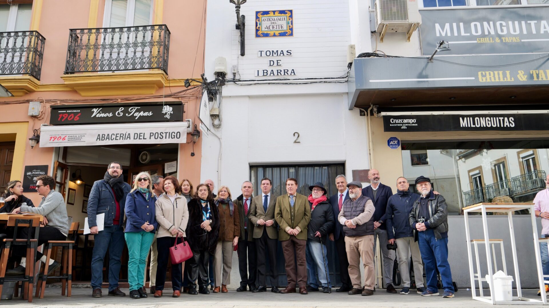 El Ayuntamiento inaugura la cerámica de la “Antigua Calle del Aceite” en Tomás de Ibarra, el decimotercer retablo recuperado del callejero de Pablo de Olavide