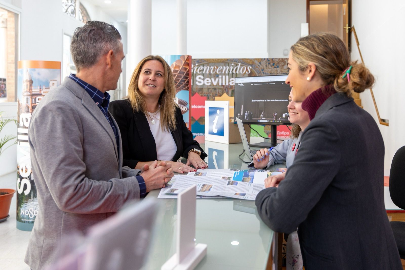 El Ayuntamiento amplía su red de atención al visitante con un nuevo punto de información turística en la Plaza de San Francisco