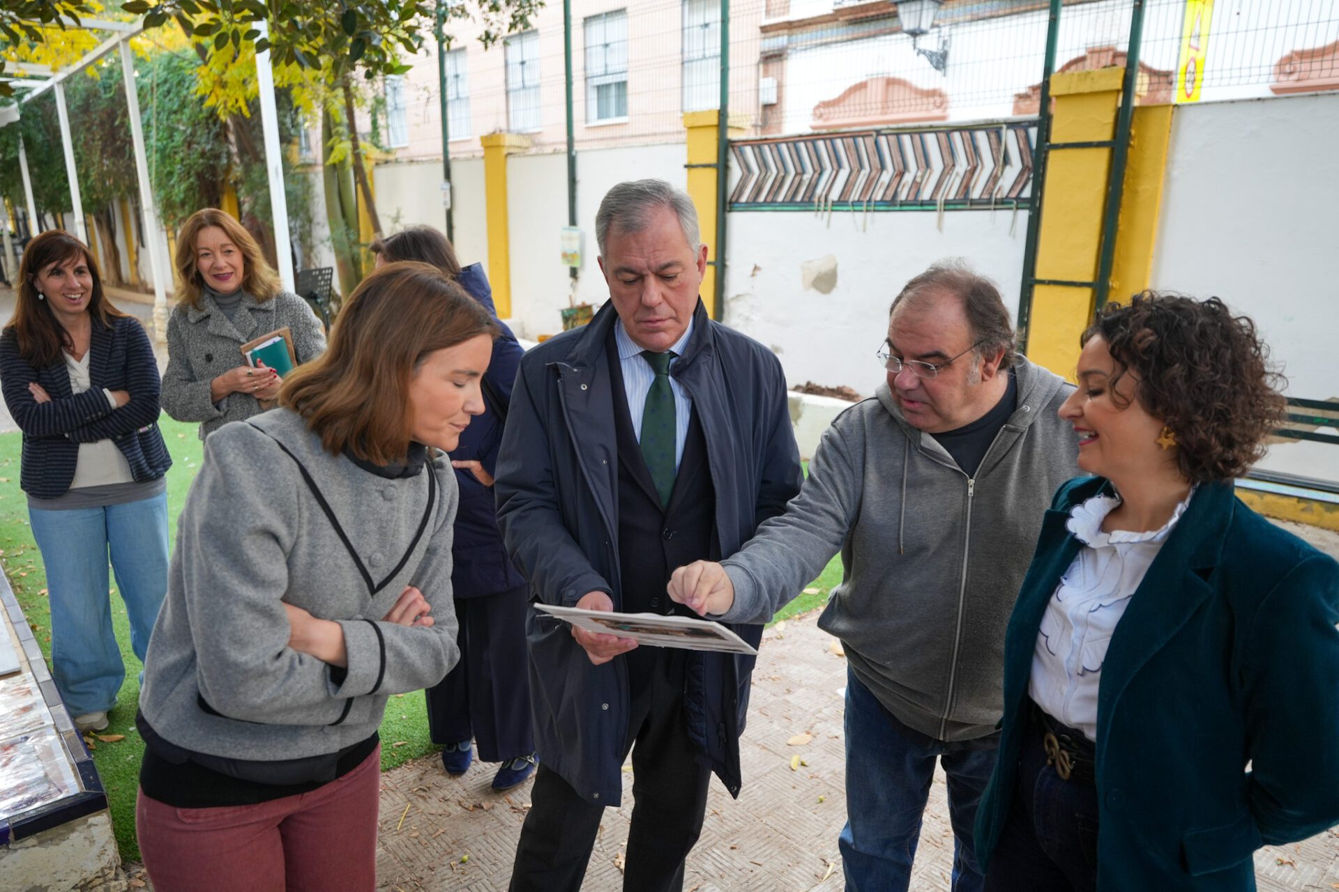 El alcalde anima a los sevillanos a votar por el ficus histórico del CEIP Huerta de Santa Marina para convertirlo en el Árbol del Año 2026