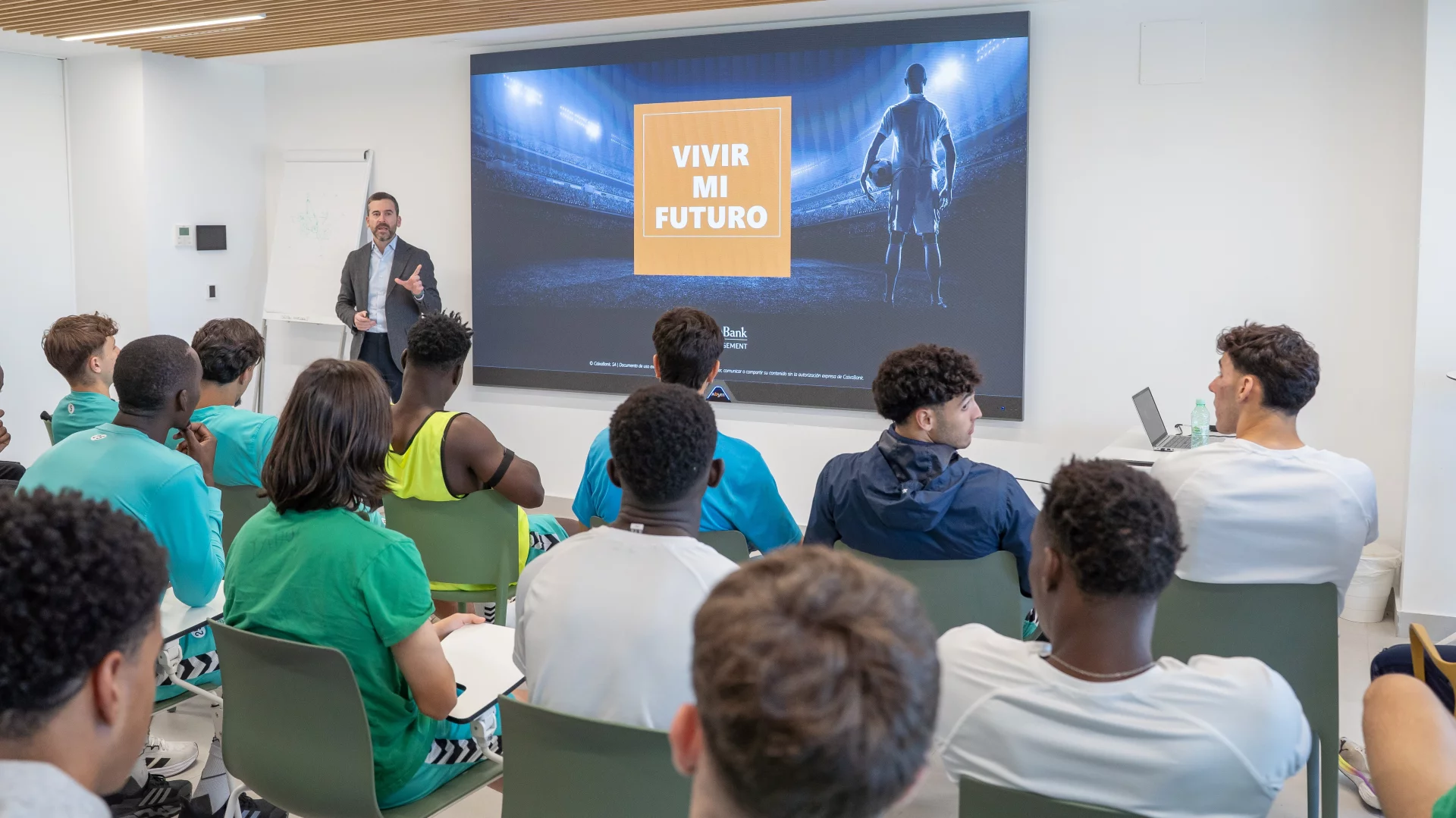 CaixaBank imparte una sesión formativa sobre planificación financiera a la plantilla del Betis Deportivo