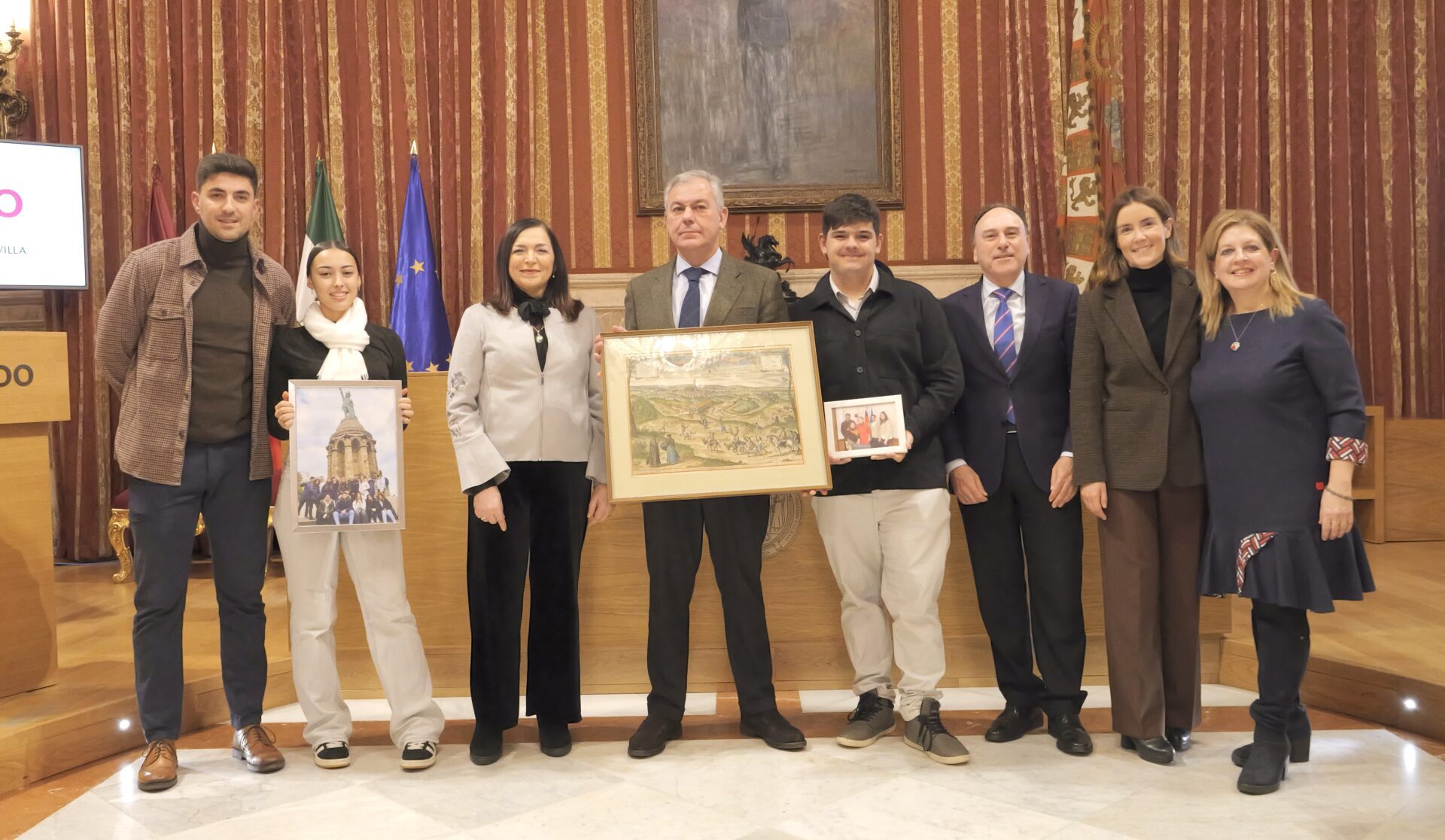 El Ayuntamiento de Sevilla recibe una lámina histórica donada desde la ciudad alemana de Detmold por una alumna del IES Santa Aurelia