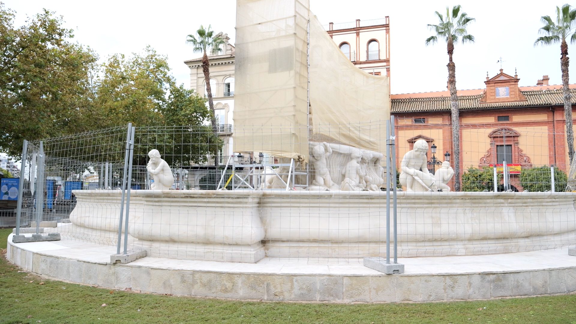 El Ayuntamiento restaura la Fuente de Hispalis de la Puerta de Jerez tras diez años sin intervenciones