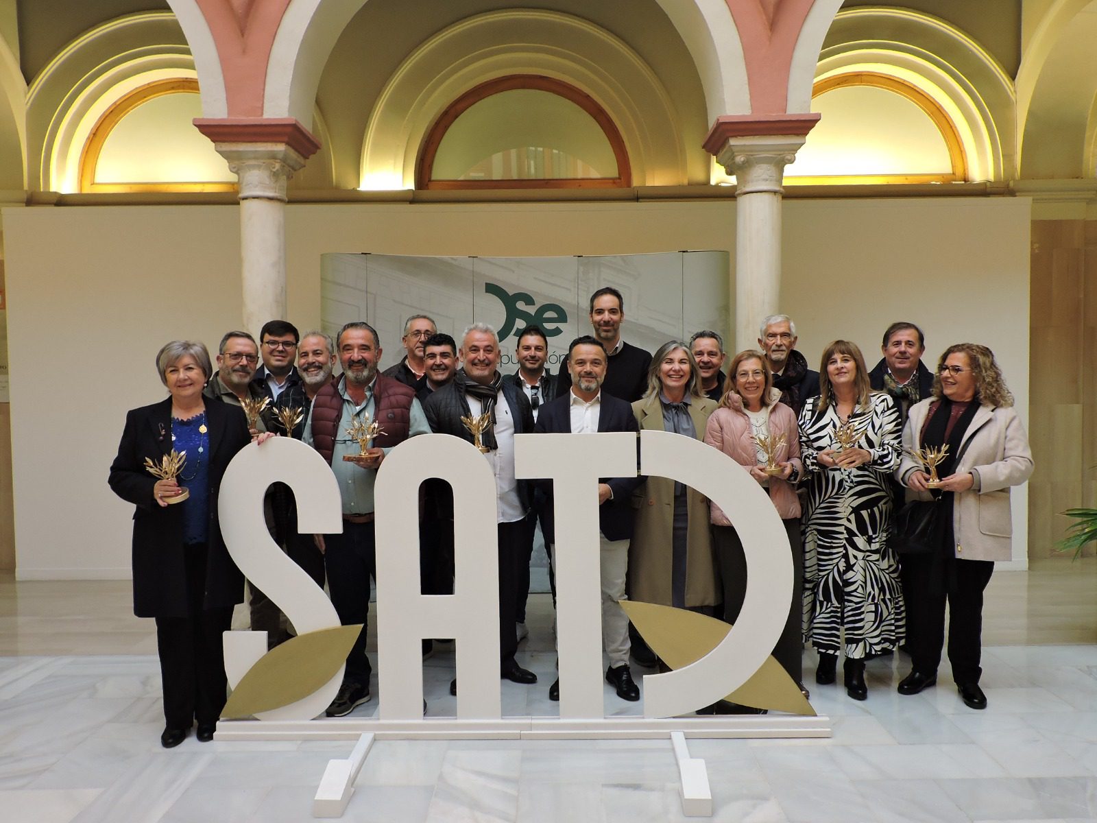 Reconocimiento del SAT a las trabajadoras y trabajadores de la Diputación con más de 40 años de dedicación al servicio público