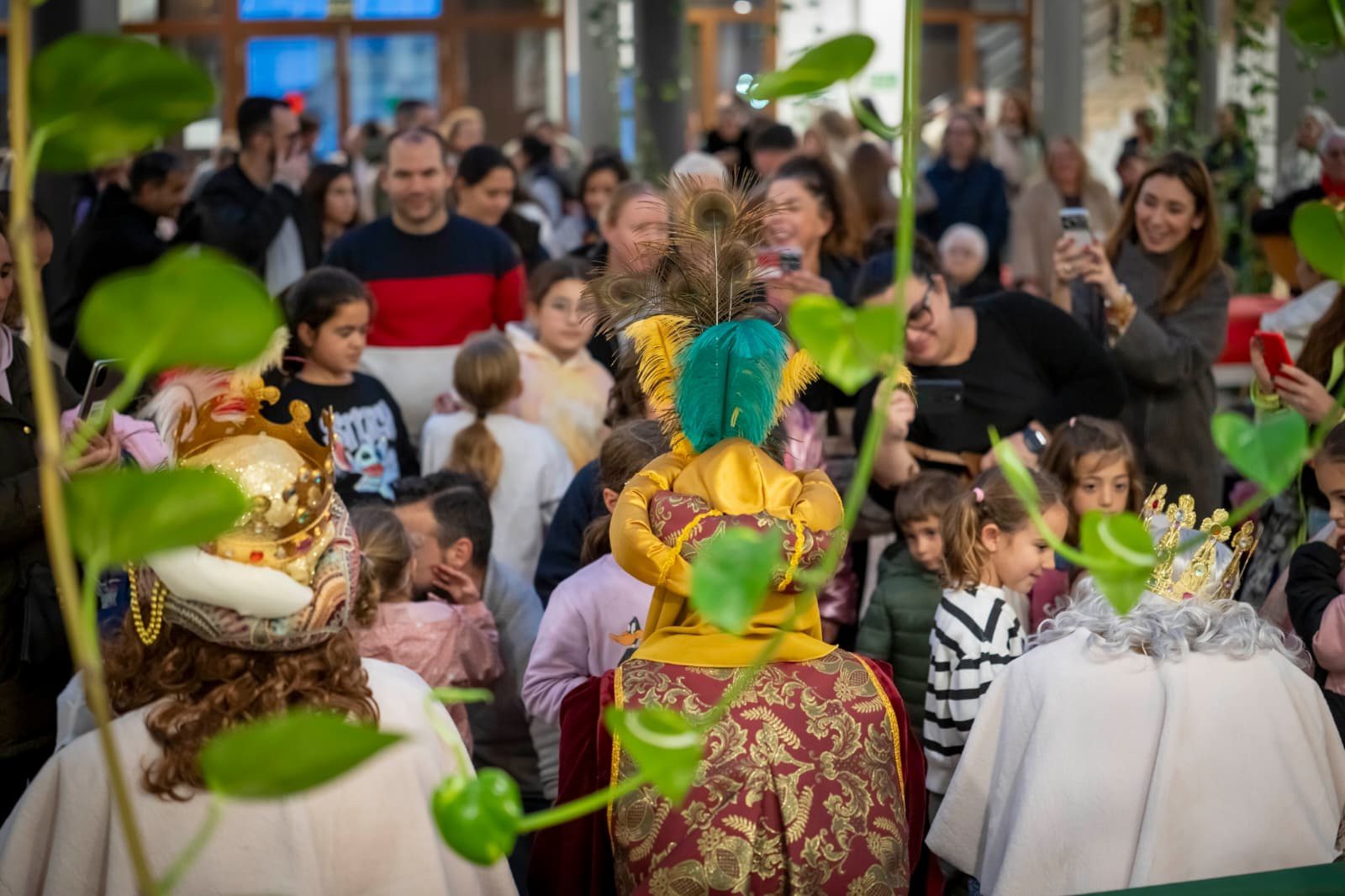 La Coronación de los Reyes Magos llena de magia el patio central del Ayuntamiento de Gelves