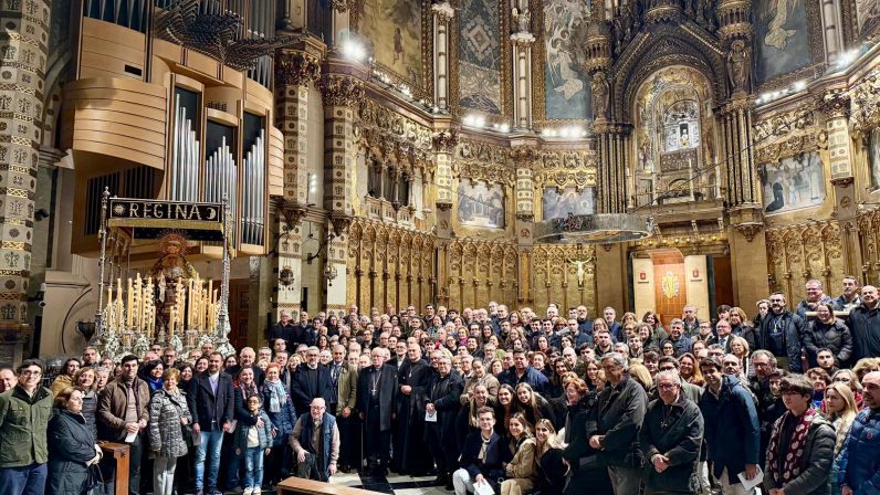 Los peregrinos sevillanos, acompañados por el arzobispo, recibidos en la abadía de Montserrat