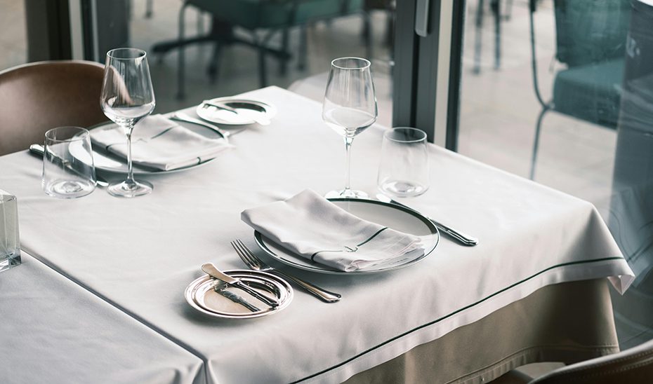 La Junta advierte que los restaurantes pueden cobrar tarifas por la cancelación de reservas