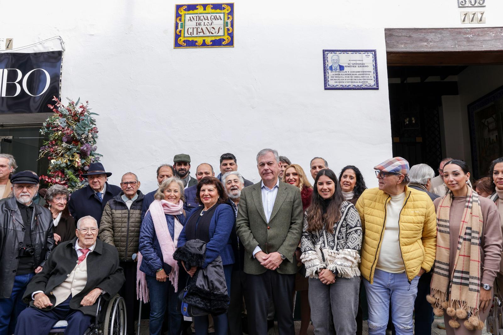 José Luis Sanz inaugura en Triana el azulejo con el nomenclátor ‘Antigua Cava de los Gitanos’