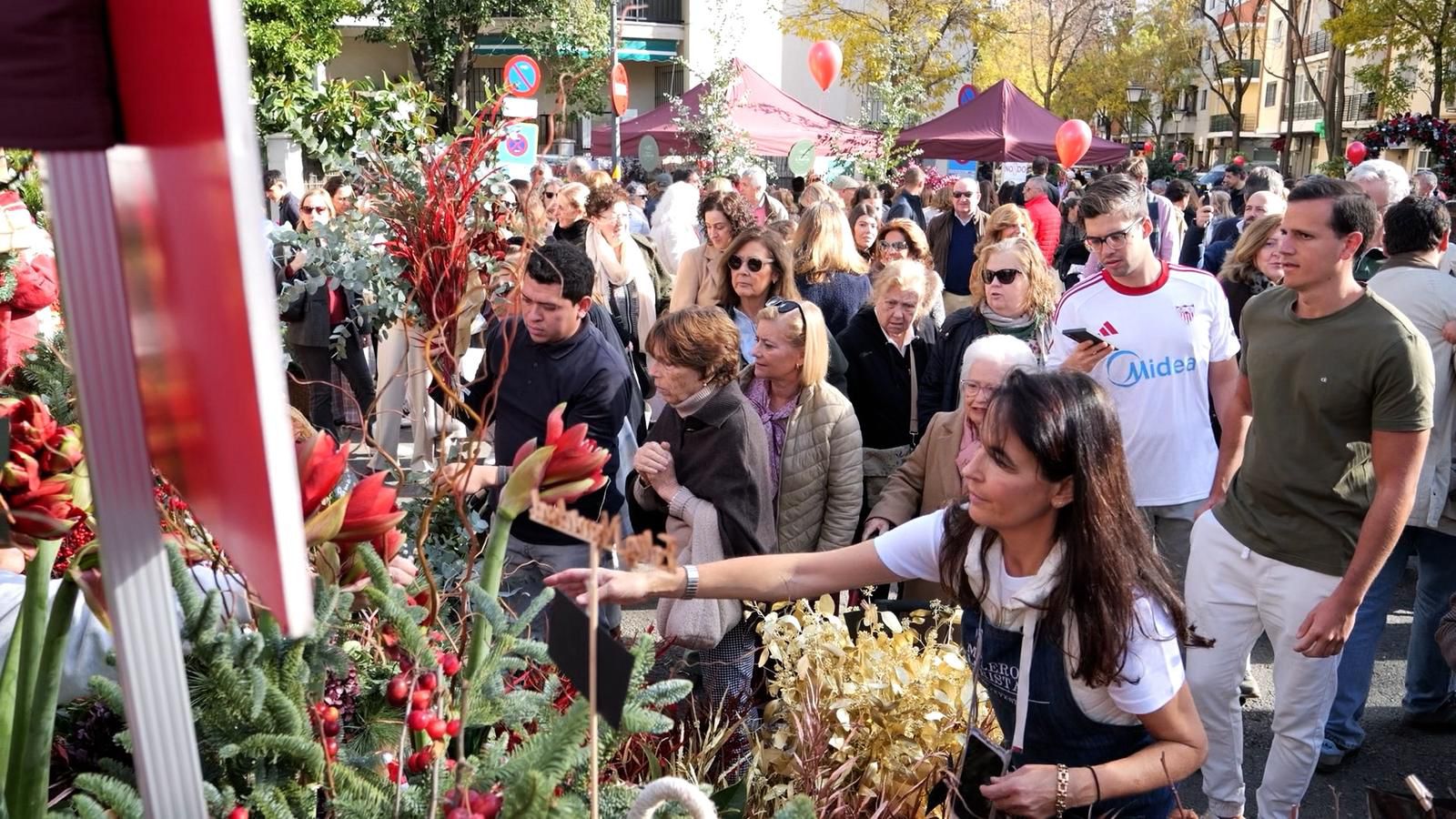 Miles de sevillanos acuden al II Mercado de las Flores de El Porvenir, impulsado por el Ayuntamiento para incentivar el comercio de cercanía