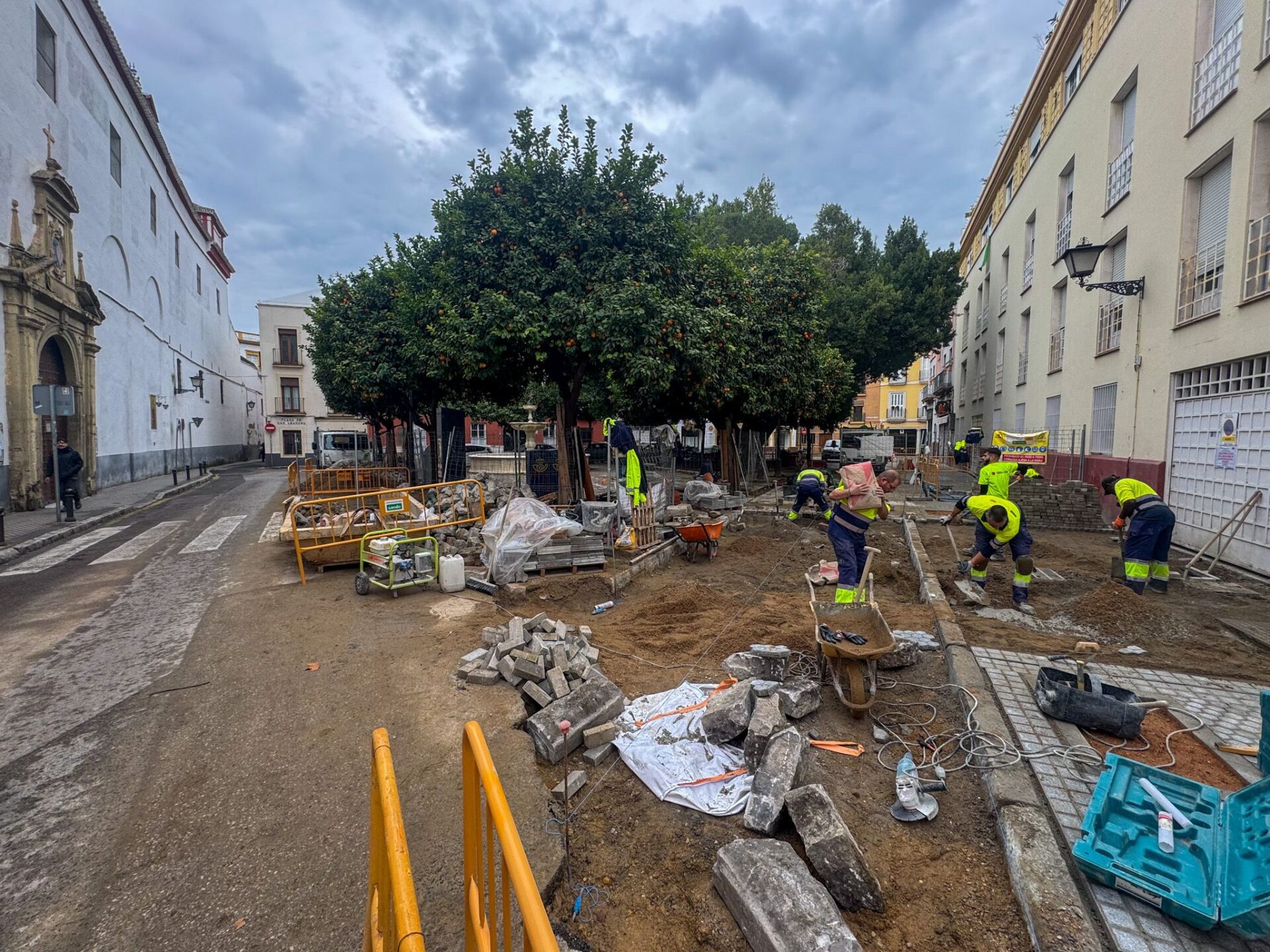 El Gobierno de Sanz finaliza esta semana la transformación de la Pila del Pato que recupera el adoquín de Gerena en parte de la plaza y suma un asfaltado de primera calidad en su entorno