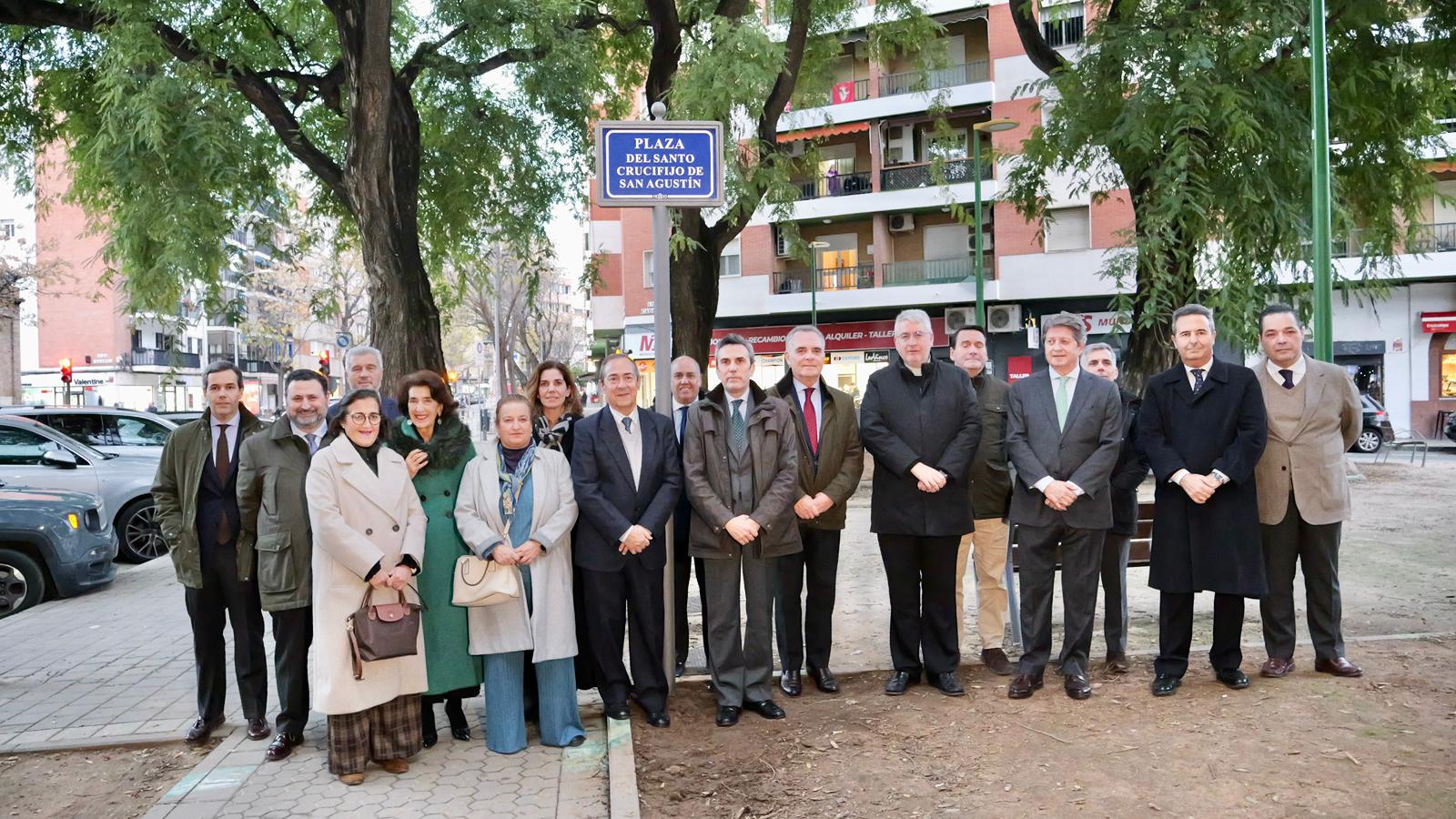 El Ayuntamiento de Sevilla dedica una plaza al Santo Crucifijo de San Agustín junto a la parroquia de San Roque