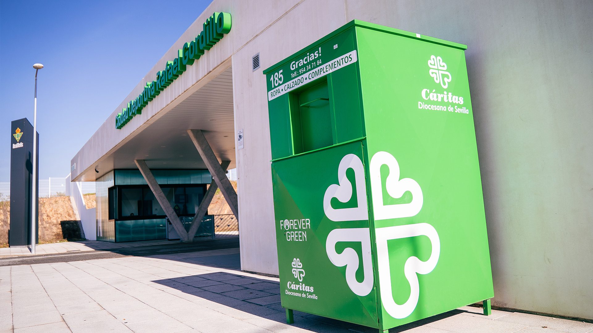 La Ciudad Deportiva Rafael Gordillo se suma al reciclaje textil con un nuevo contenedor solidario