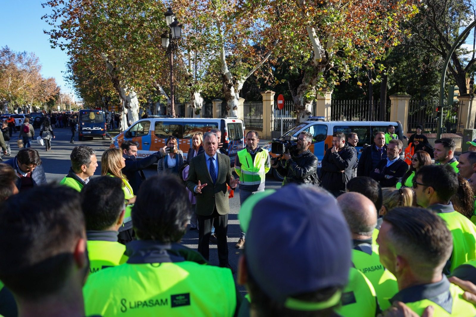El Ayuntamiento refuerza la limpieza de la ciudad en Navidad con más de 750 contrataciones y duplica el servicio en líneas de Tussam
