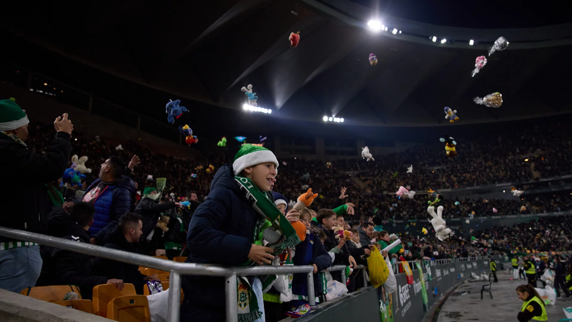 Una lluvia de peluches de récord en La Cartuja
