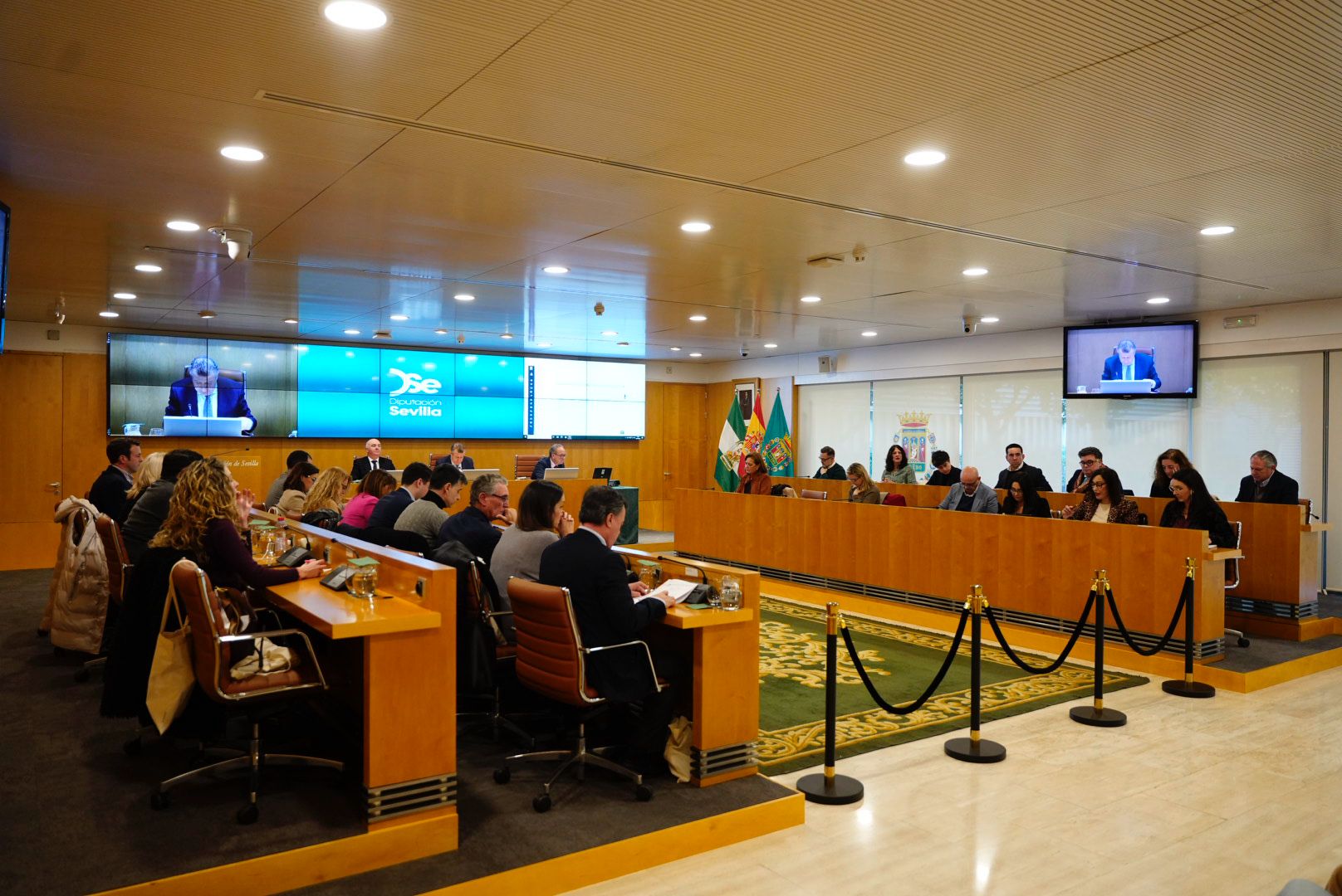 La Diputación tramita anticipadamente el mantenimiento de las carreteras provinciales y aprueba 9,1millones de euros para renovar vehículos de 97 municipios y la inyección de otros 7 millones al Huesna