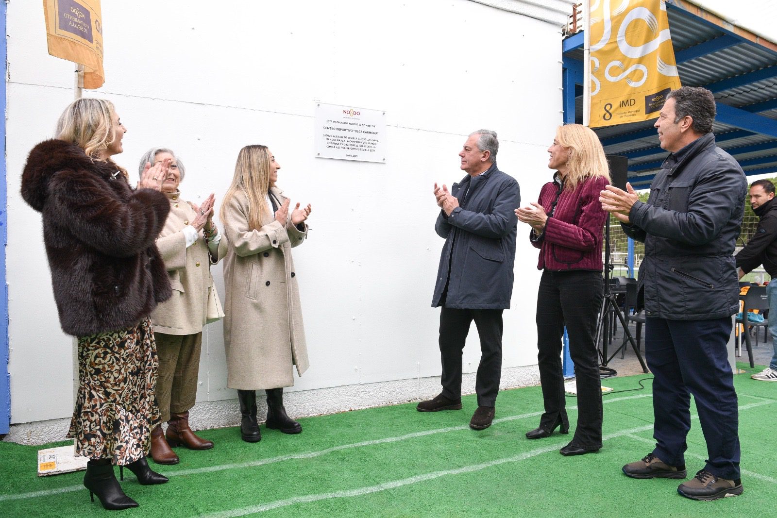 El alcalde dedica a la futbolista Olga Carmona el nombre del Centro Deportivo de Sevilla Este