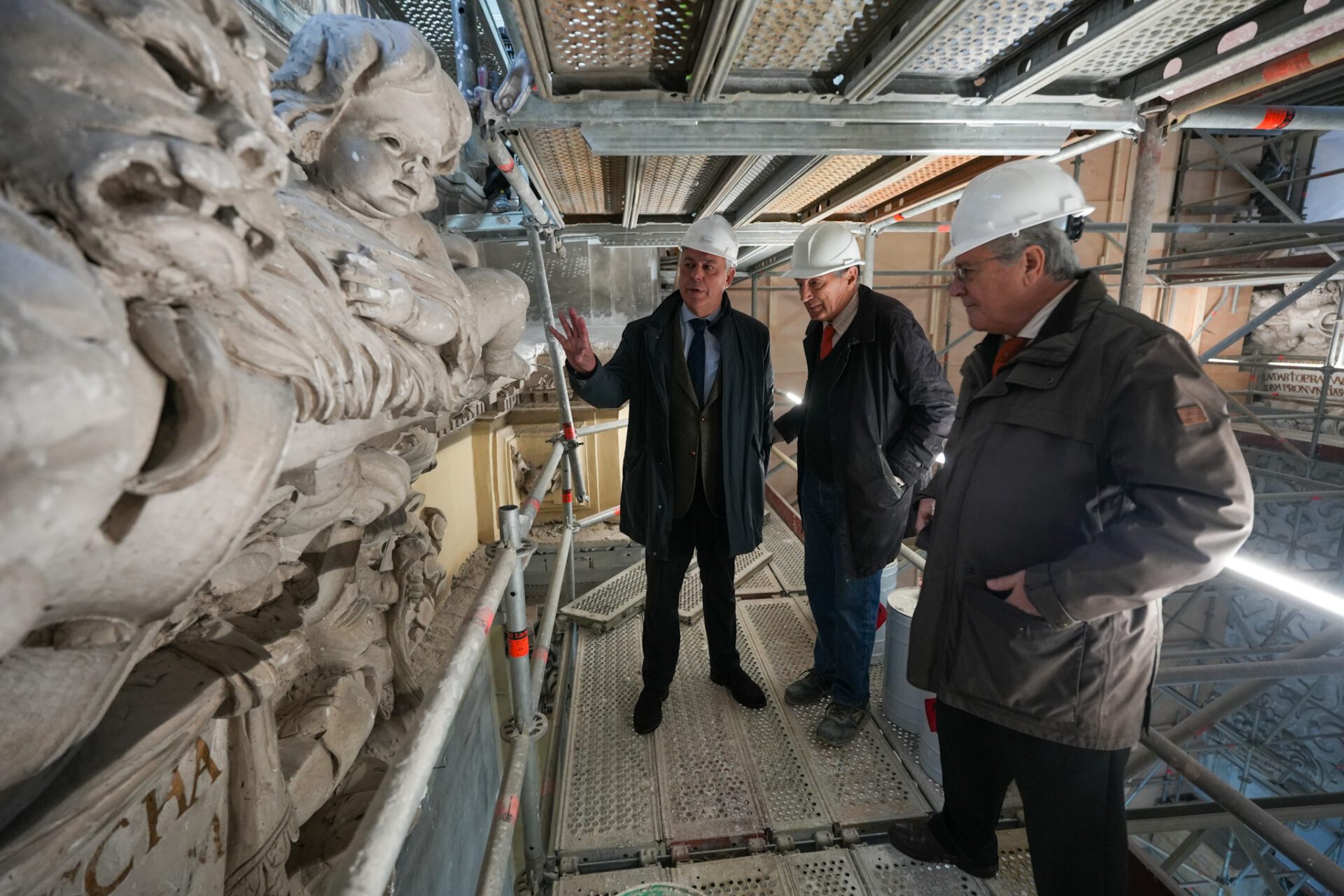 El alcalde visita los trabajos de restauración de los frescos de Valdés Leal y las yeserías del Hospital de la Caridad “con los que la ciudad recupera un tesoro único en España”