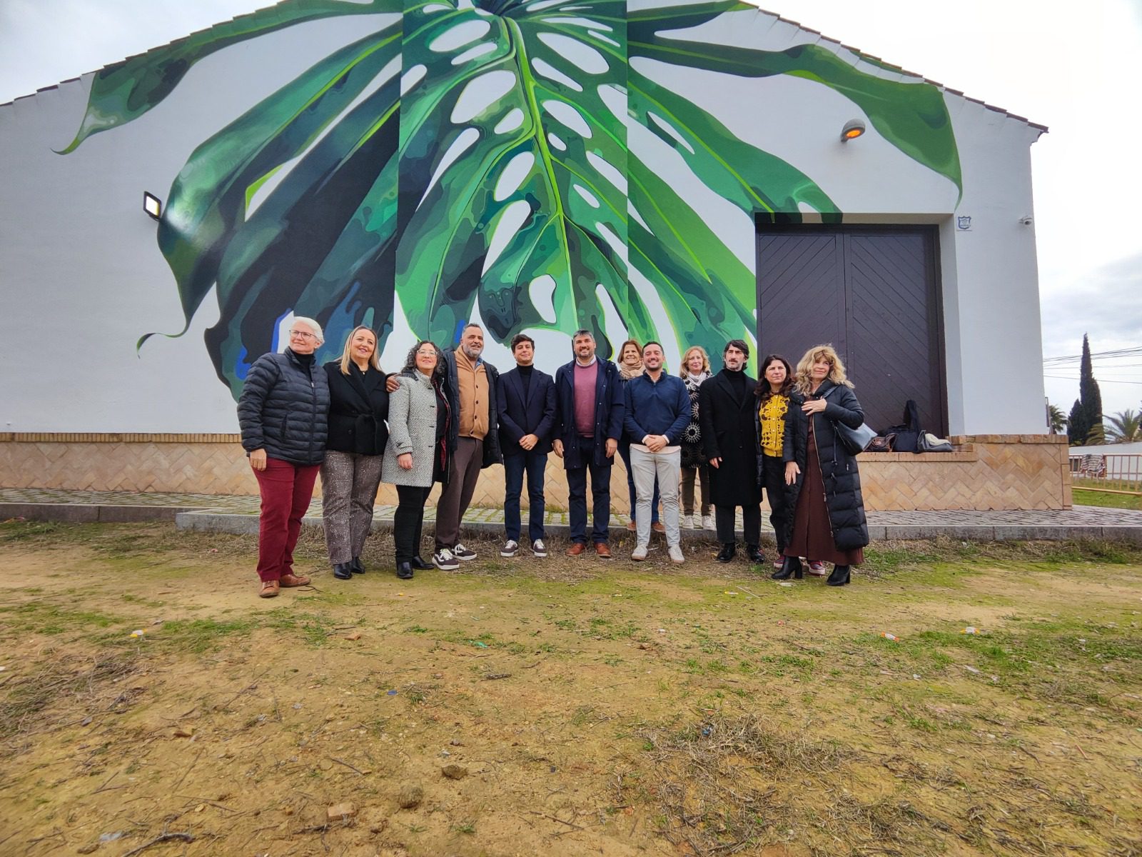 ‘Plazes 2025’: Casimiro Fernández inaugura en Villanueva del Ariscal el mural ‘Costilla de Adán’, de Manuel León