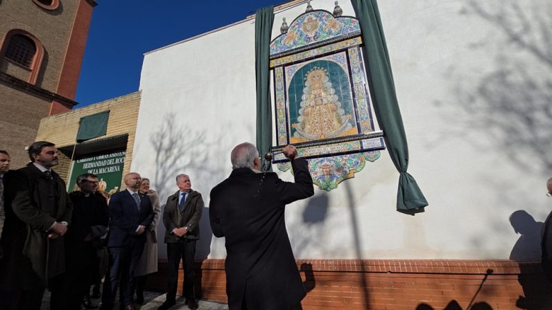 El arzobispo bendice las nuevas instalaciones de la Bolsa de Caridad de la Hermandad del Rocío de la Macarena