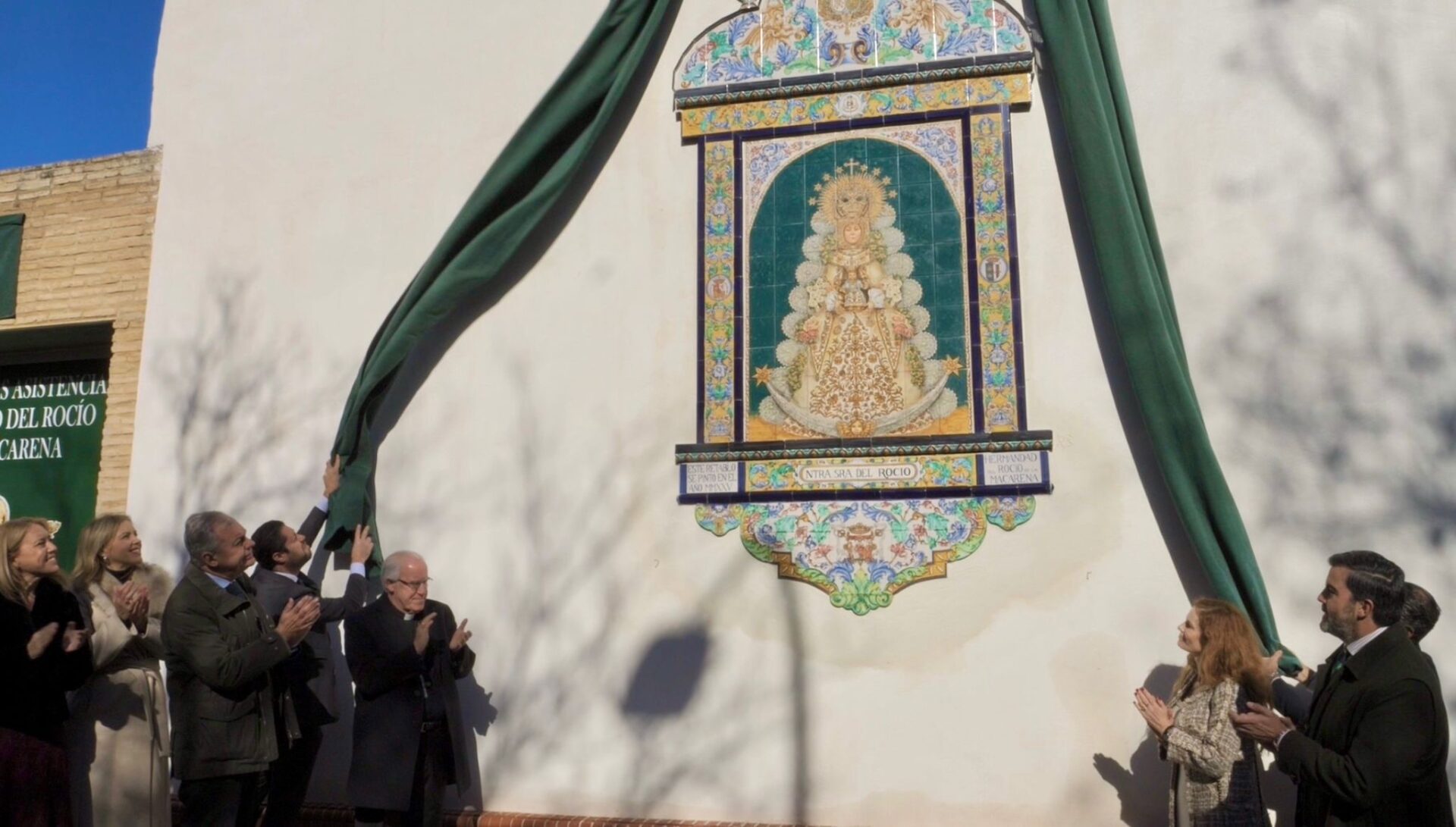 El alcalde entrega a la Hermandad del Rocío de la Macarena los locales del Parque de los Perdigones que revitalizarán esta zona común con su proyecto formativo y social