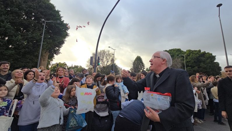 El arzobispo de Sevilla, un año más con los niños de Sevilla en la Cabalgata de los Reyes Magos