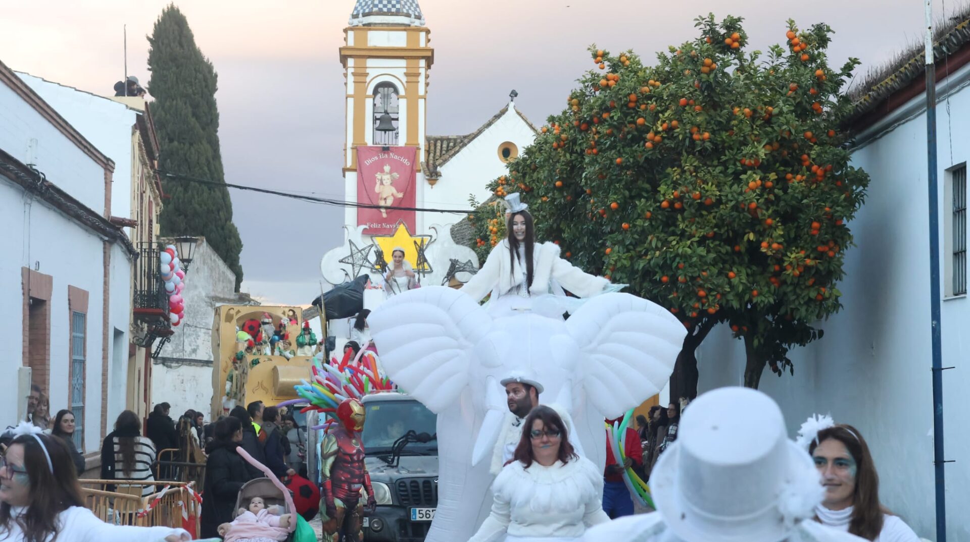 La magia de los Reyes Magos sigue recorriendo Palomares del Río