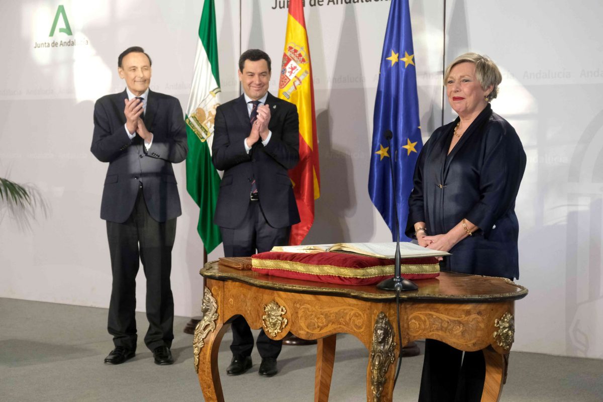 Carmen Vargas reivindica la Universidad pública en su toma de posesión como rectora