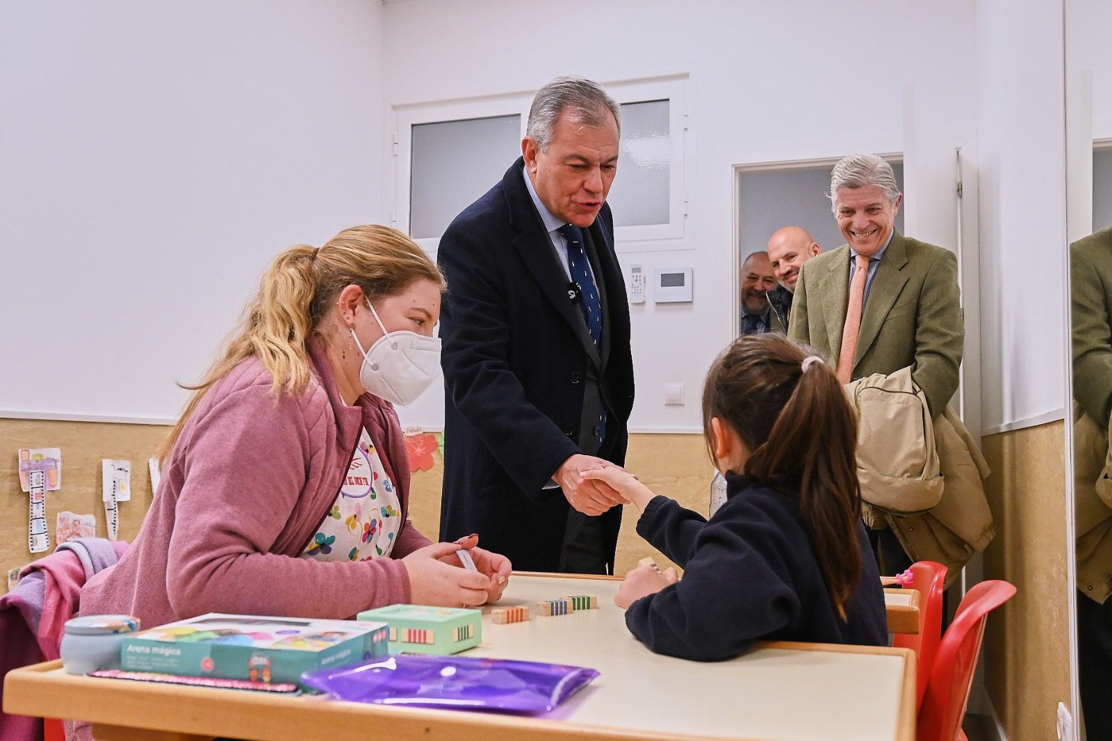 El alcalde visita el Centro de Estimulación Precoz del Buen Fin y conoce el primer exoesqueleto de Sevilla que evidencia el papel imprescindible de las obras sociales de las hermandades en nuestra ciudad