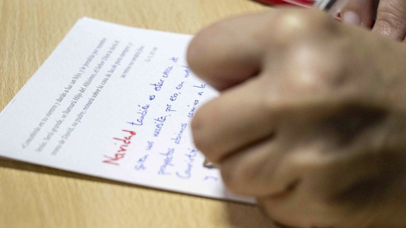 Quince jóvenes viven una Navidad solidaria acompañando a mayores en soledad junto a Cáritas Diocesana