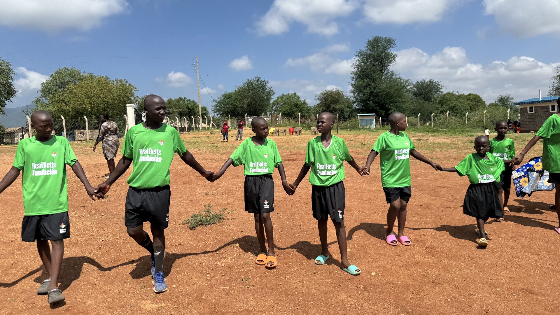 Los niños y niñas de la Fundación Kirira ya disfrutan de todo el material deportivo donado por la Fundación Real Betis Balompié