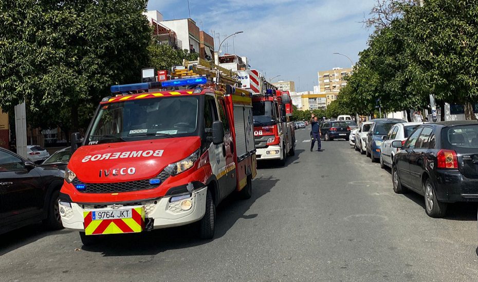 Evacuada al hospital una mujer tras un incendio de vivienda en Sevilla capital