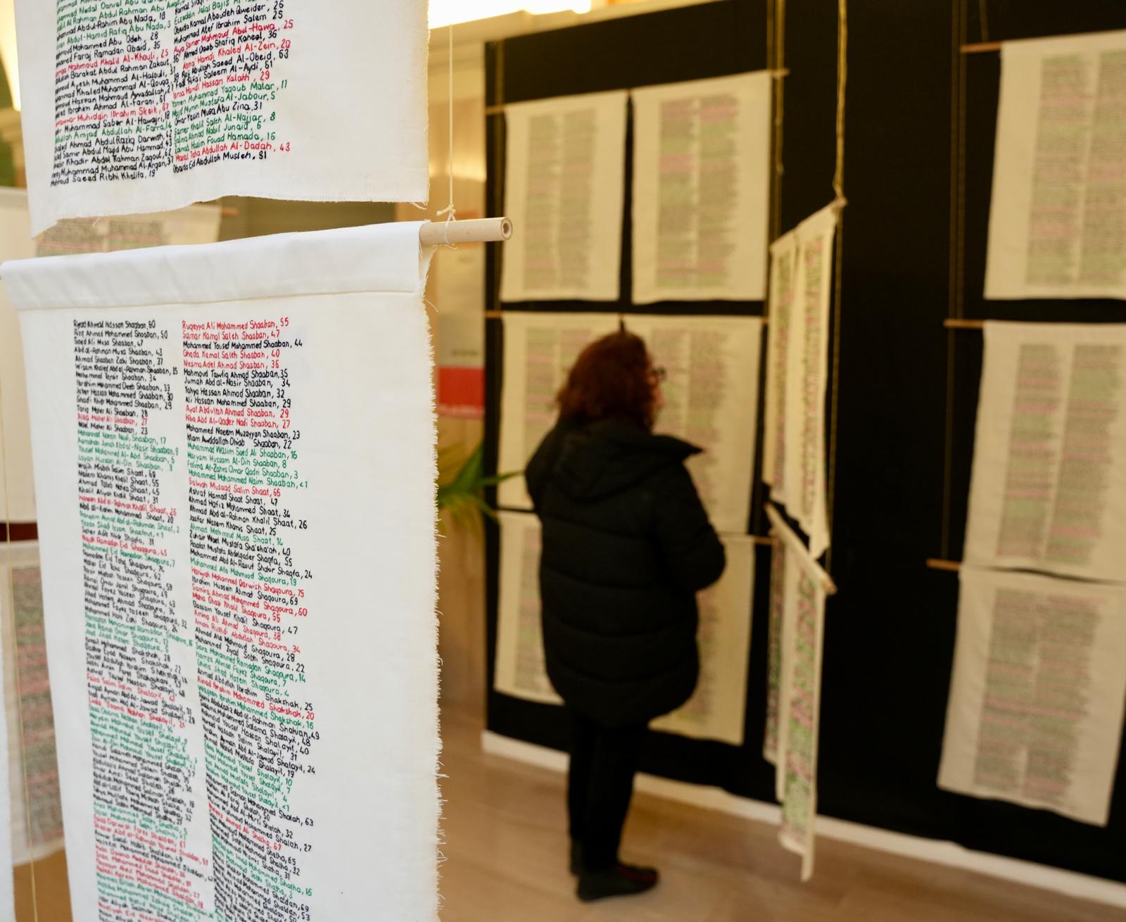 Una exposición de bordado palestino para honrar y reivindicar la memoria de las más de 50.000 víctimas de Gaza