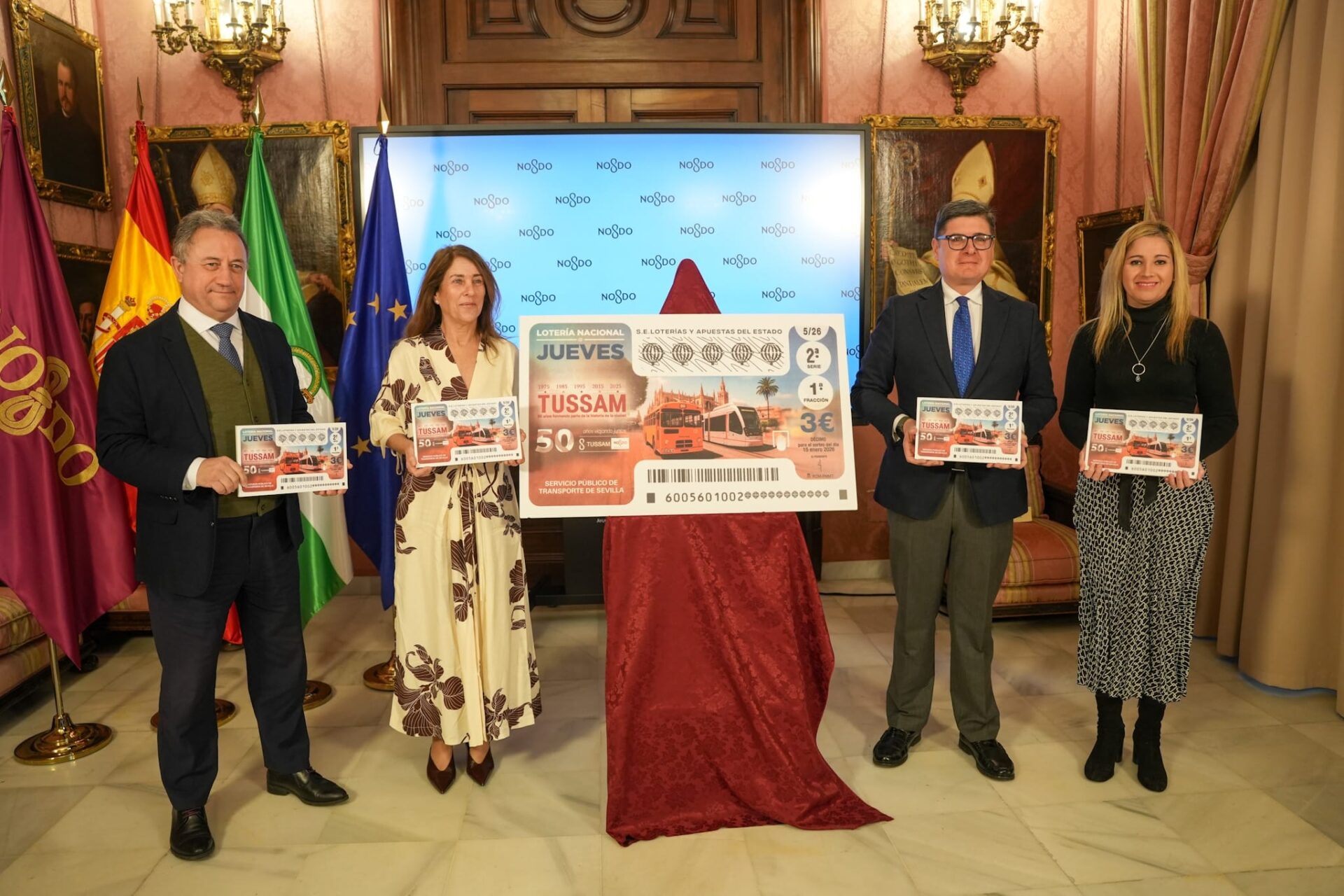 El Ayuntamiento presenta el décimo de Lotería Nacional que conmemora el 50 aniversario de Tussam