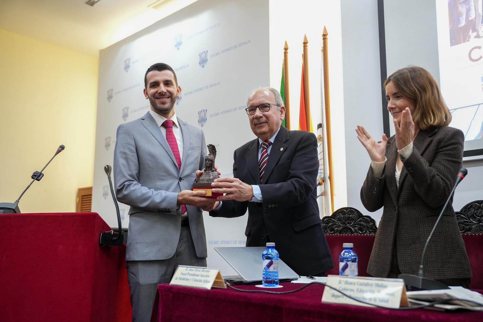 La delegada de Educación del Ayuntamiento de Sevilla entrega el V Premio Ateneo de Sevilla para Jóvenes investigadores sobre enfermedades neurodegenerativas que ha recaído en Manuel Alejandro Sánchez y Nieves Lara, Primer Premio, y Vicente Roca, Segundo Premio, por sus investigaciones sobre el Alzeheimer, en el que destaca que “el mejor remedio contra esta enfermedad es investigar”