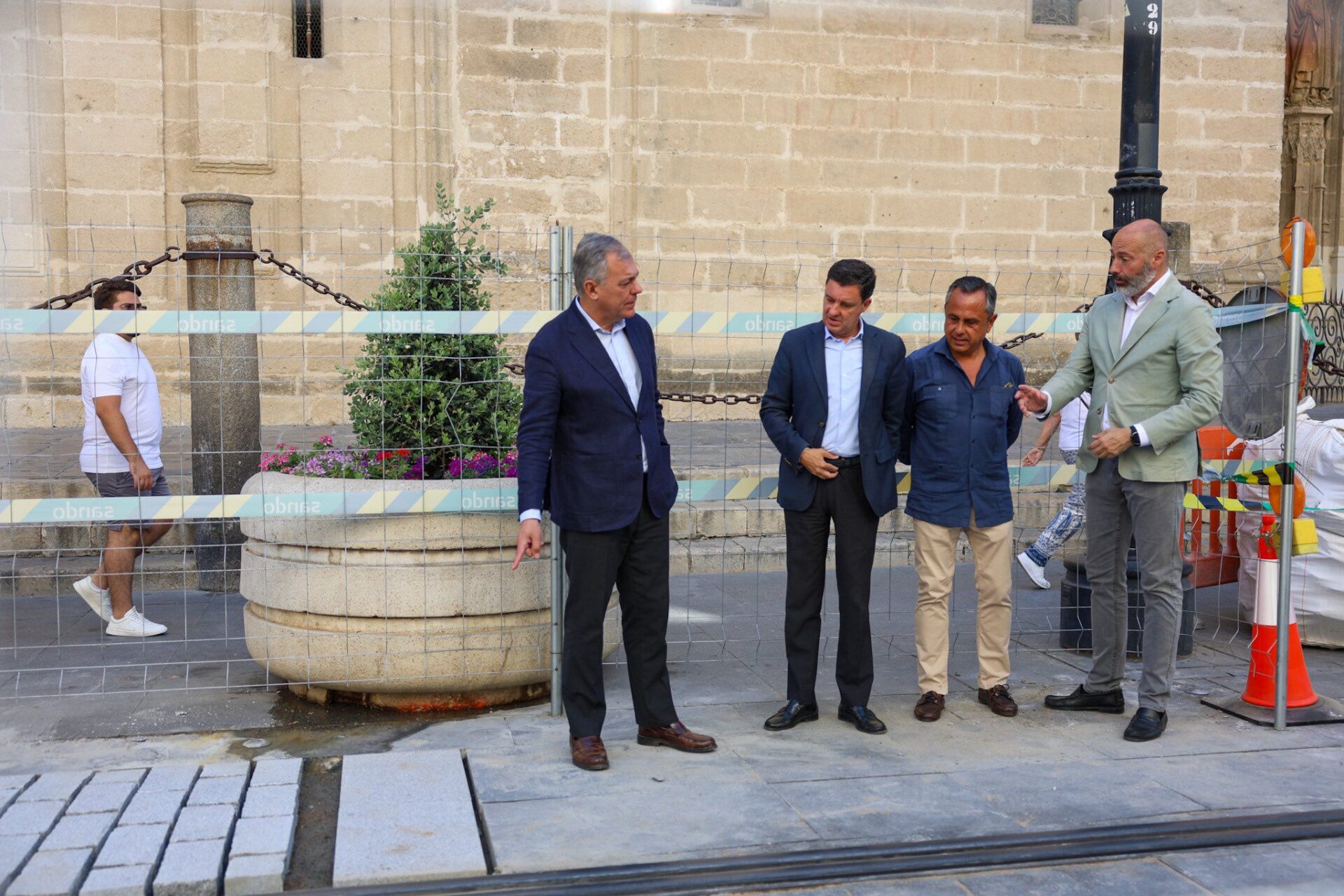 El Ayuntamiento inicia las obras de adoquinado del eje central de la Avenida de la Constitución