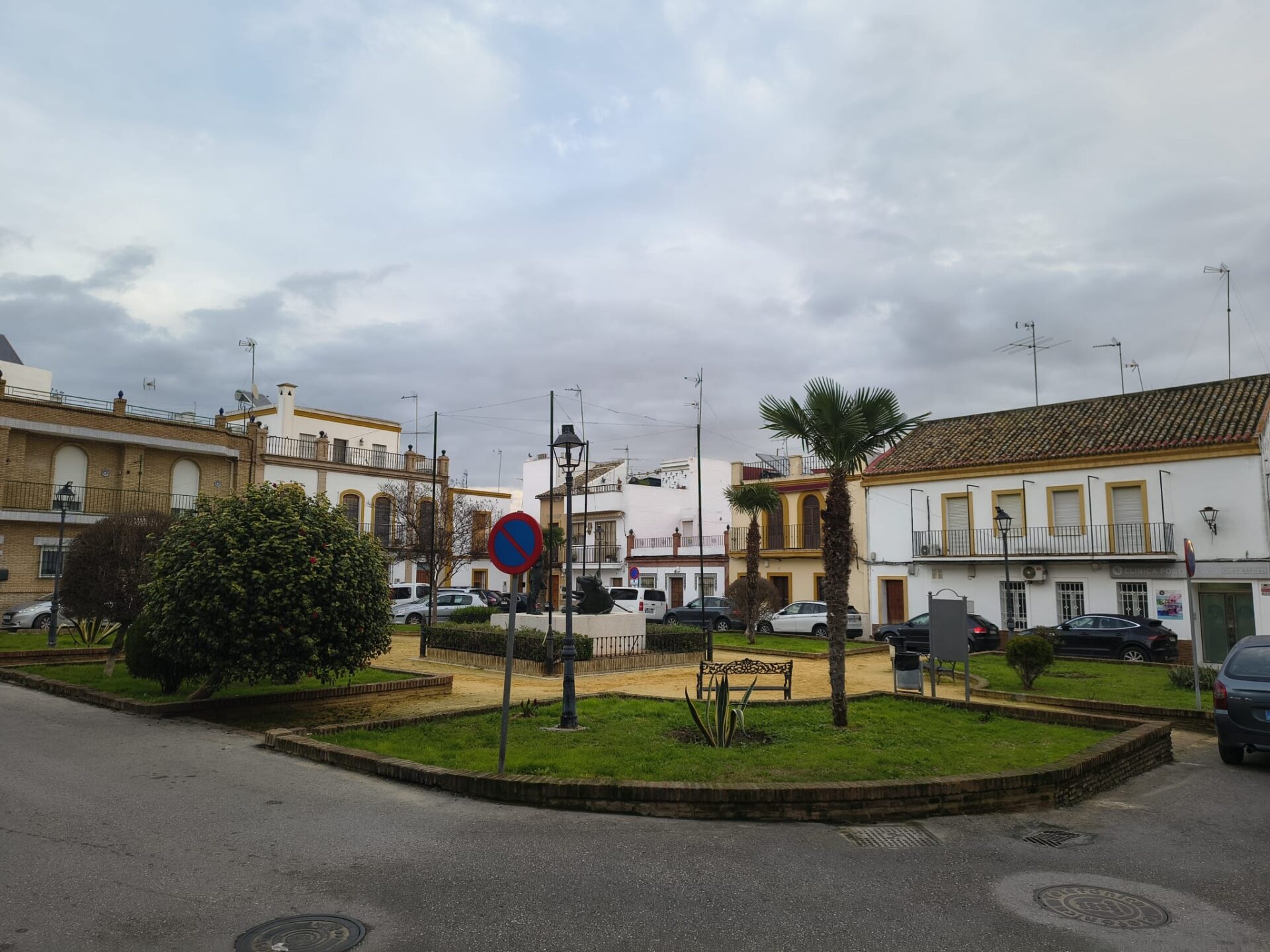 Gelves continúa con la campaña anual de poda de palmeras por el municipio