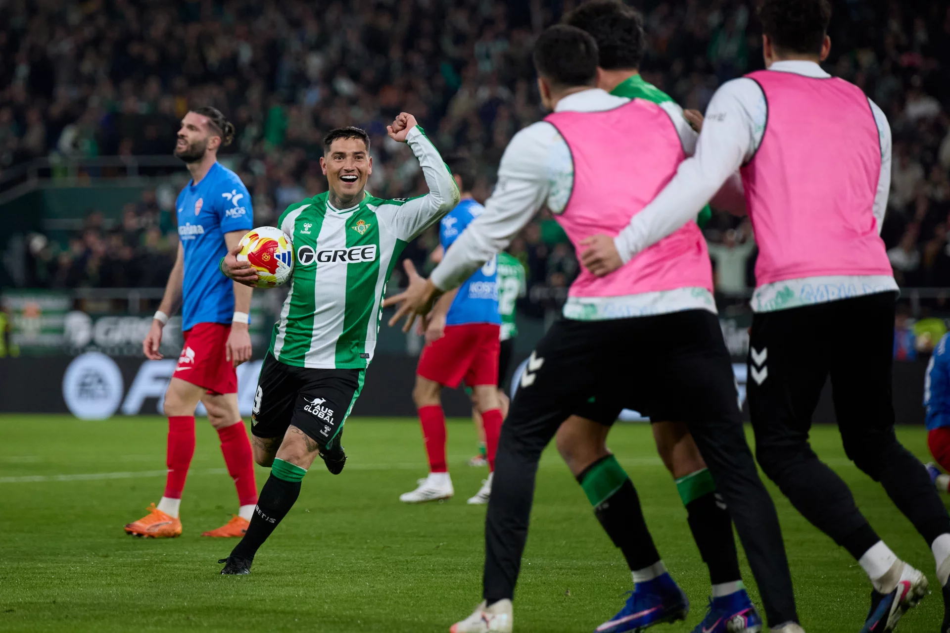 El Real Betis vence al Elche y avanza a cuartos de final de la Copa (2-1)