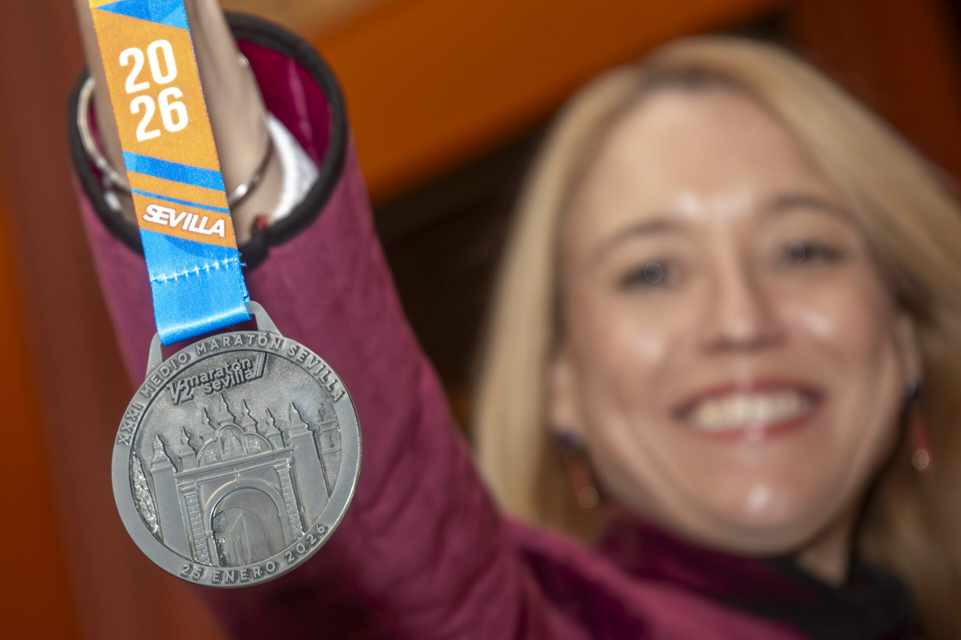 El diseño de la medalla de la Media Maratón de Sevilla 2026 que en la presente edición está inspirada en el arco de la Macarena