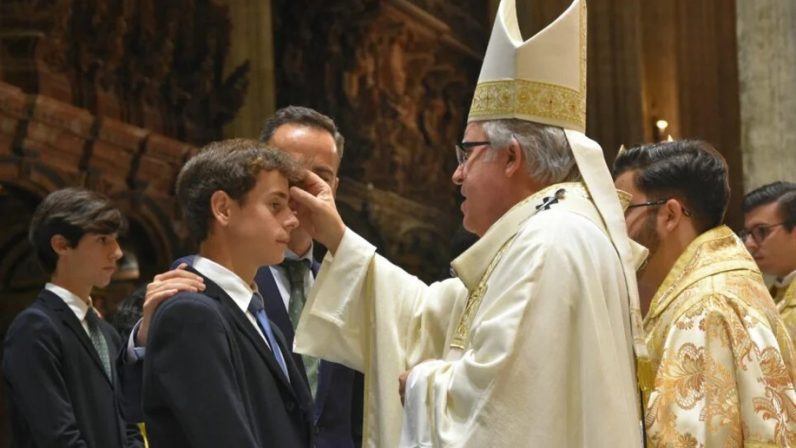 La Catedral de Sevilla acogerá la celebración del sacramento de la Confirmación durante los viernes de mayo